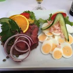 Essen mit Fleisch und Eiern auf Teller