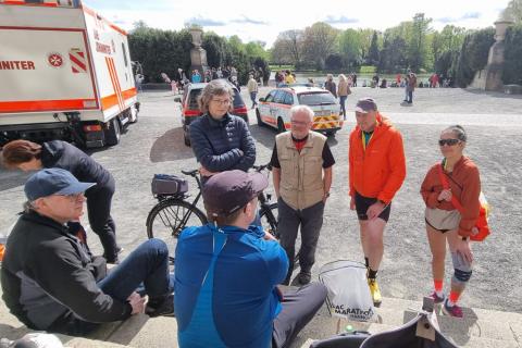 Gruppe auf Rathaustreppe